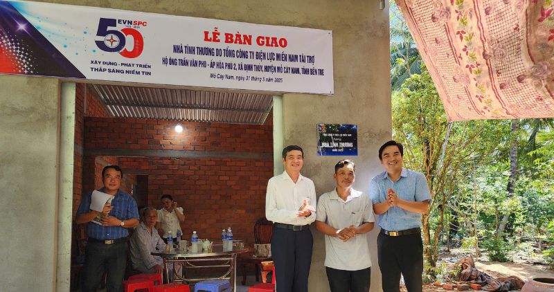 Tổng Công ty Điện lực miền Nam hỗ trợ 315 hộ gia đình khó khăn về nhà ở cất Nhà Tình Thương. Ảnh: Hoàng Lộc