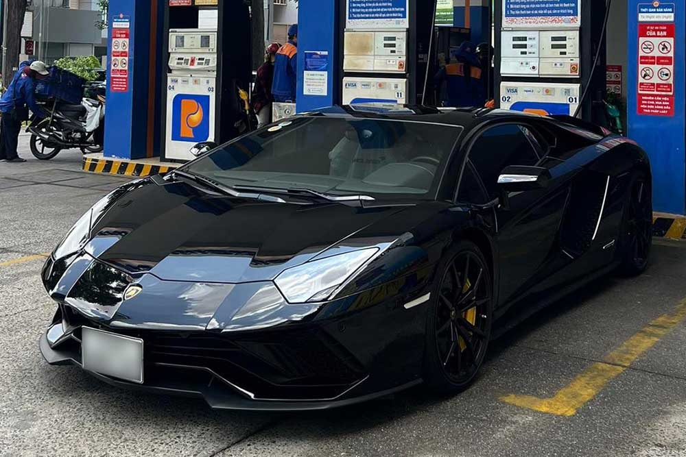 RARO CAR Lamborghini Aventador S llamo la atencion al aparecer en la ciudad de Ho Chi Minh. Foto: Huy le