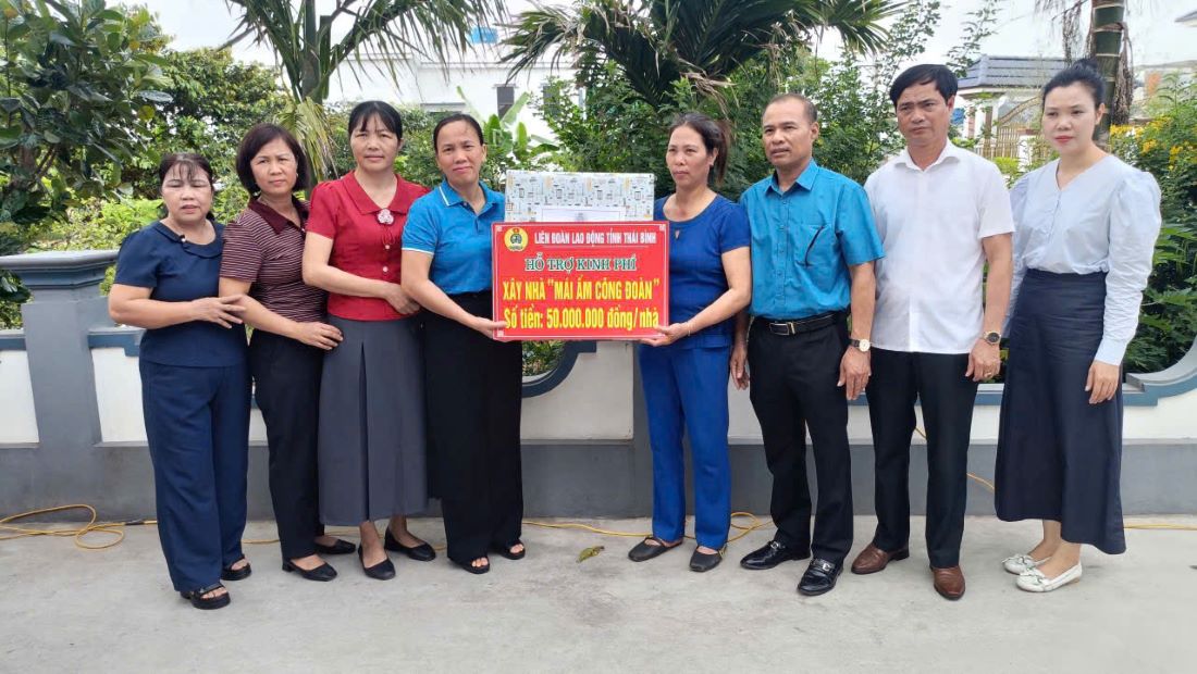 Representantes de la Union Laborista de la Provincia de Binh Thai, la Union del Trabajo del Distrito Tien Hai, el Colegio de Grassos, los colegas dan regalos y fondos para construir casas para los miembros de la Union Tran Thi Sanh. Foto: Ba Manh