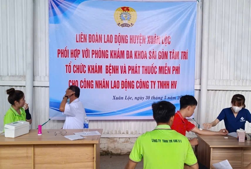 Medical examination and free medicine distribution to workers in Xuan Loc district. Photo: Provided by the Union