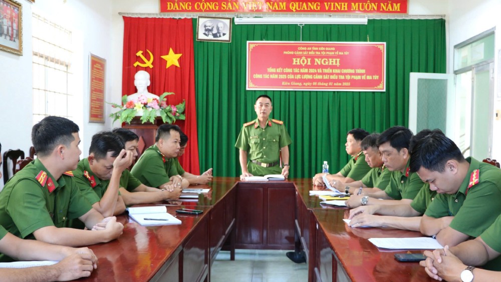 El teniente coronel Senior Quach Hong Khai - Jefe del Departamento de Policia investigo delitos de drogas, el Departamento de Policia Provincial de Kien Giang implemento un plan para atacar y reprimir a los delincuentes. Foto: Tien Dung