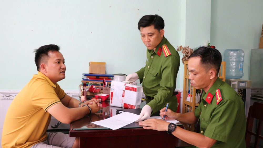 Doi tuong Nguyen Minh Gioi cung tang vat vu an. Anh: Tien Dung