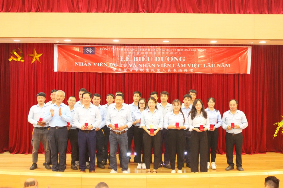 Formosa Ha Tinh presented gold to thank workers. Photo: Phuong Ho