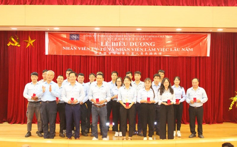Formosa Ha Tinh presented gold to thank workers. Photo: Phuong Ho