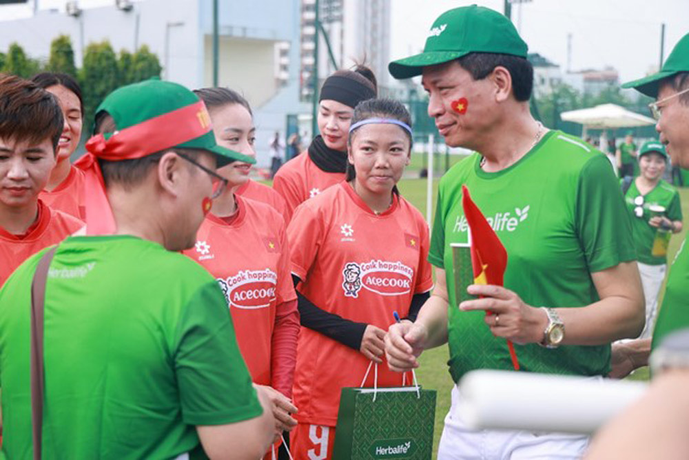 El representante de Herbalife Vietnam hablo y dio regalos a las jugadoras.