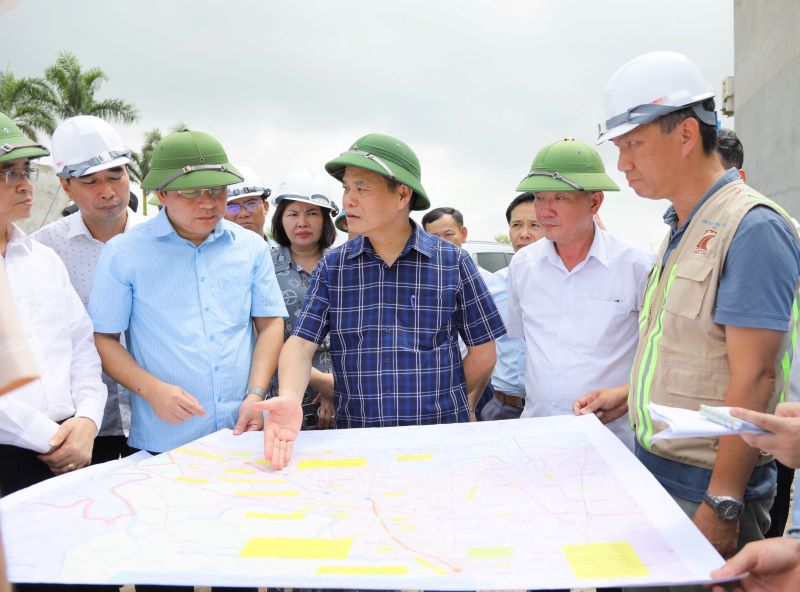 Chủ tịch UBND tỉnh k​iểm tra Dự án cải tạo, nâng cấp đường tỉnh 396 kéo dài (đoạn nối từ đường tỉnh 391 đến đường tỉnh 390)​. Ảnh: Cổng TTĐT tỉnh Hải Dương