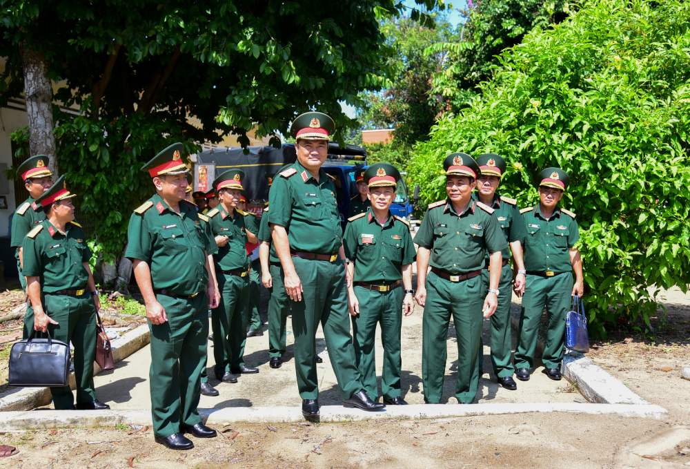 Doan cong tac Quan khu kiem tra thuc te tai Ban CHQS thanh pho Thu Duc. Anh: Quan khu 7