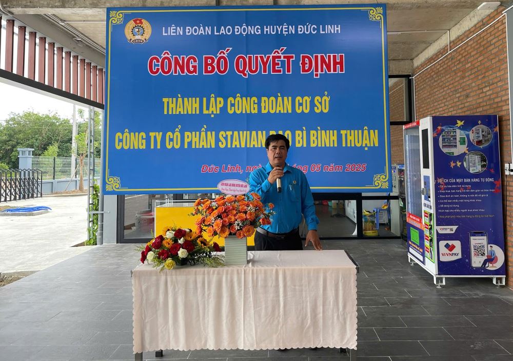 Ông Huỳnh Thiện Linh - Chủ tịch LĐLĐ huyện Đức Linh phát biểu chỉ đạo tại lễ công bố quyết định thành lập Công đoàn cơ sở. Ảnh: Linh Huỳnh