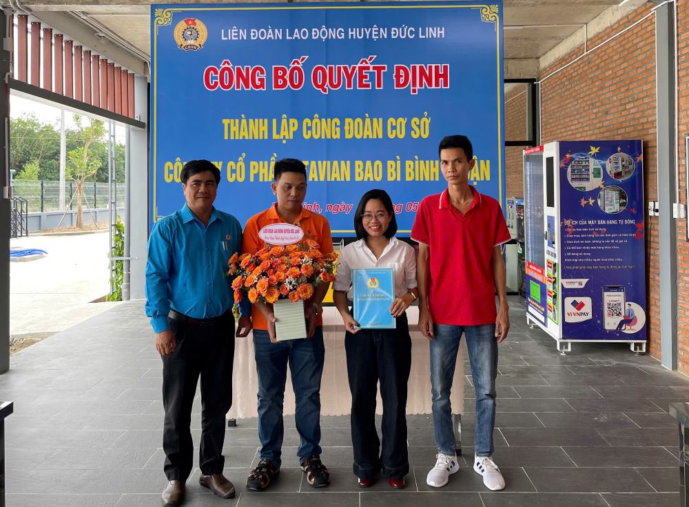 Trao Quyết định thành lập Công đoàn cơ sở công ty cổ phần Stavian bao bì Bình Thuận. Ảnh: Linh Huỳnh