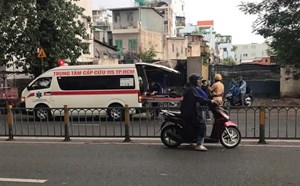 Cây bồ đề bật gốc giữa giông lốc ở TPHCM, một người bị thương