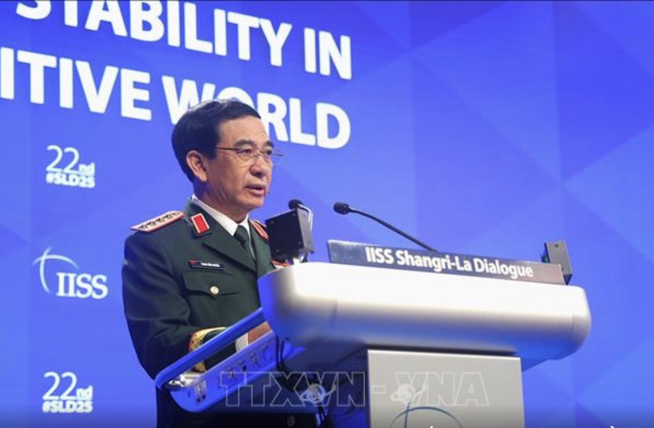 General Phan Van Giang - Politburo member, Deputy Secretary of the Central Military Commission, Minister of National Defense - led a high-ranking delegation of the Vietnamese Ministry of National Defense to attend the Shangri-La Dialogue. Photo: VNA