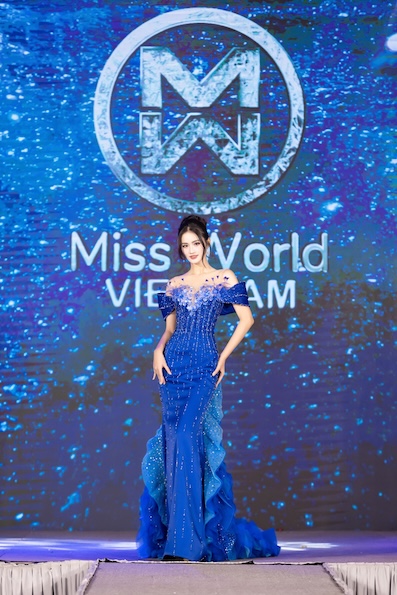 Trang phuc Y Nhi dien trong dem chung ket. Anh: Sen Vang