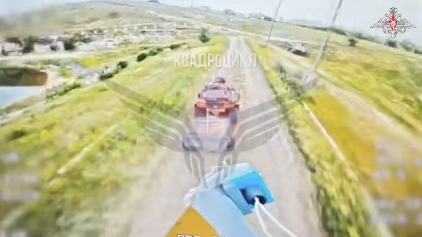 Los ataques de muerte rusos de UAV los vehiculos blindados ucranianos. Foto: Corte del video del Ministerio de Defensa
