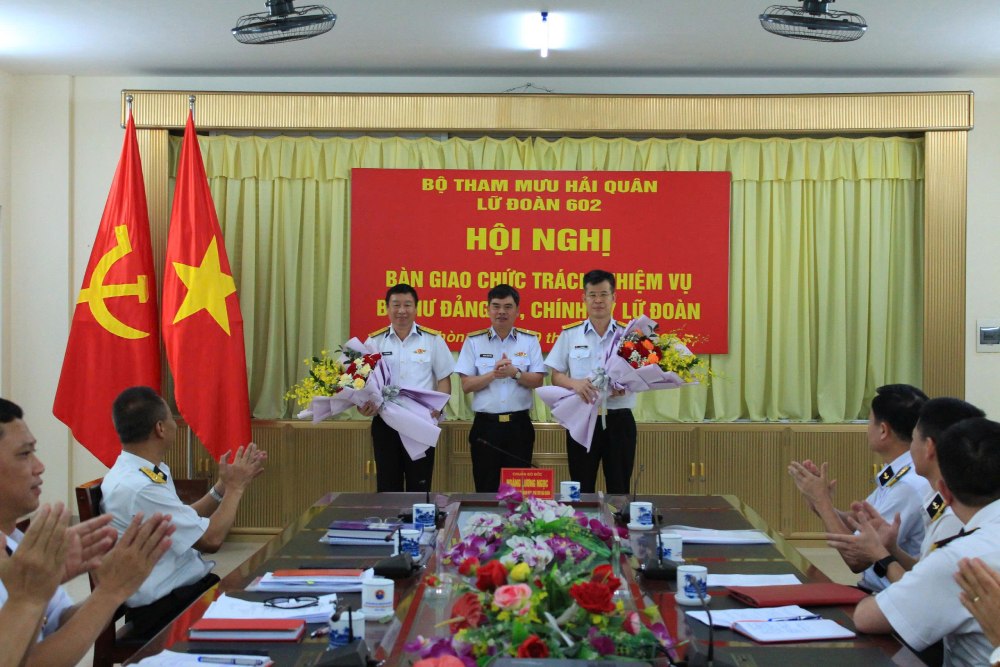 Thu truong Bo Tham muu Hai quan tang hoa chuc mung Dai ta Le Van Tang va Thuong ta Phan Chau Tuan. Anh: Van Tu