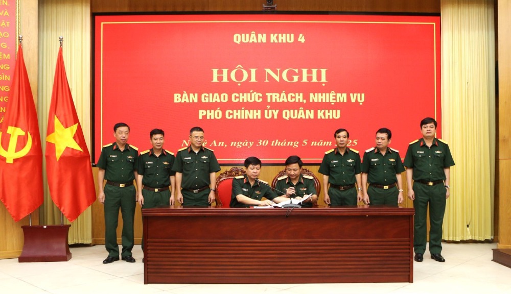 Army Major General Doan Xuan Buong and Major General Le Van Trung signed a minutes of handover of duties and responsibilities of Deputy Political Commissar of Military Region 4. Photo: Military Region 4