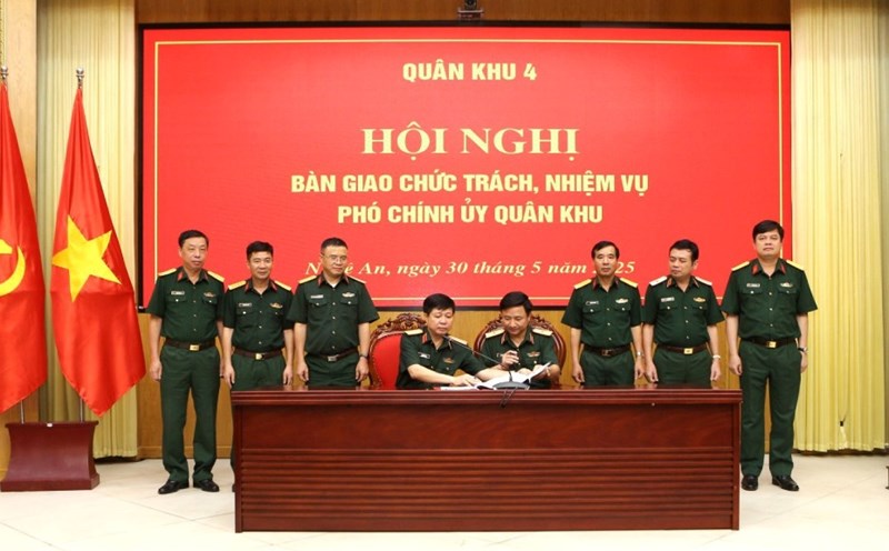 Army Major General Doan Xuan Buong and Major General Le Van Trung signed a minutes of handover of duties and responsibilities of Deputy Political Commissar of Military Region 4. Photo: Military Region 4