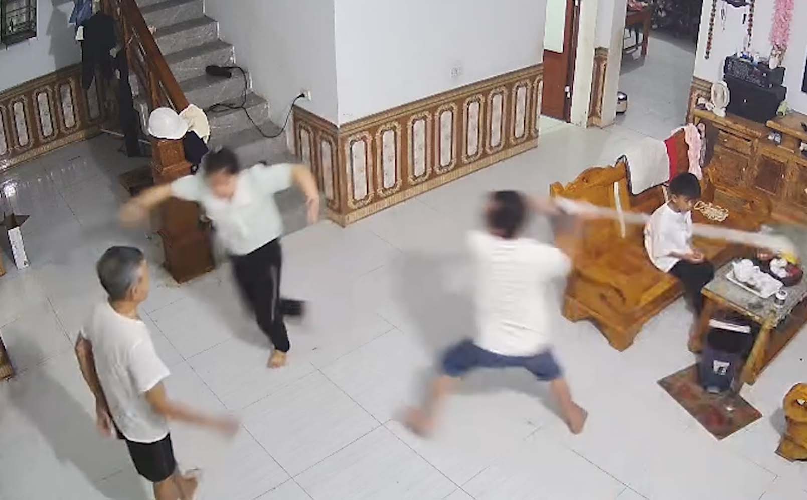 Xuất hiện clip chồng hành hung vợ trước mặt bố già và con nhỏ
