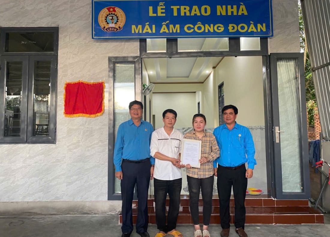 Trao quyết định hỗ trợ Mái ấm công đoàn cho gia đình đoàn viên. Ảnh: Linh Huỳnh