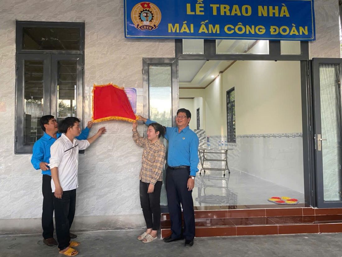 Tháo băng đỏ khánh thành nhà Mái ấm công đoàn. Ảnh: Linh Huỳnh