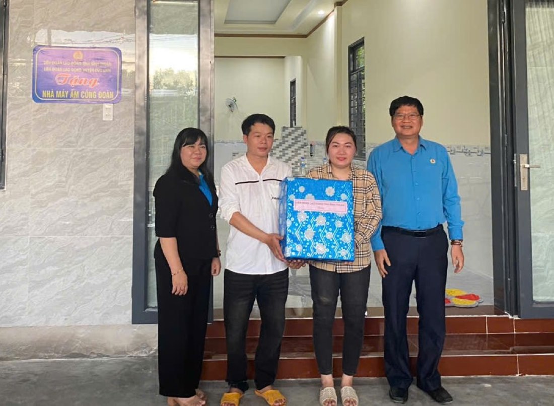 Phần quà từ LĐLĐ tỉnh Bình Thuận trao tặng cho đoàn viên nhân dịp có nhà mới. Ảnh: Linh Huỳnh