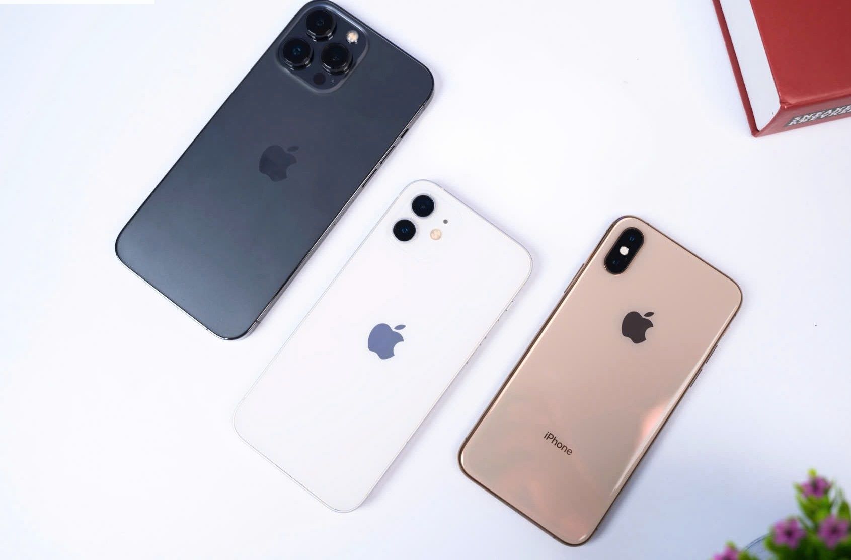 Old iPhones in Vietnam are being discounted quite well, to attract consumers. Photo: Loan Tran