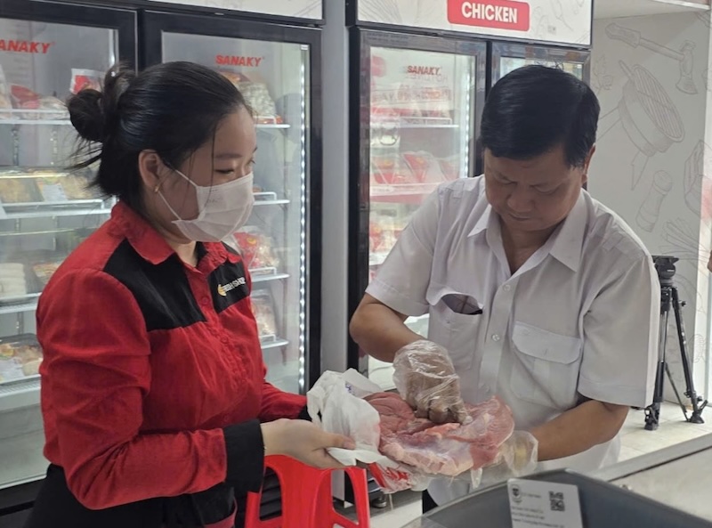 Luc luong chuc nang kiem tra san pham tu thit tai cua hang C.P Fresh Shop tai TT My Xuyen (huyen My Xuyen, tinh Soc Trang) chieu ngay 30.5. Anh: Phuong Anh.
