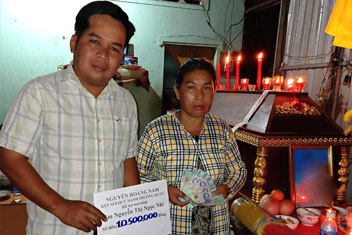 Thay Nam trao tien cua manh thuong quan ho tro gia dinh co hoan canh kho khan. Anh: Nhan vat cung cap