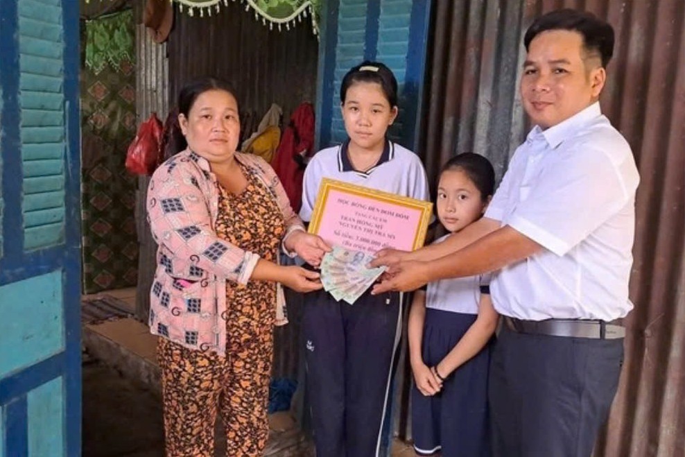Thay Nam trao tien cho hoc sinh ngheo. Anh: Nhan vat cung cap