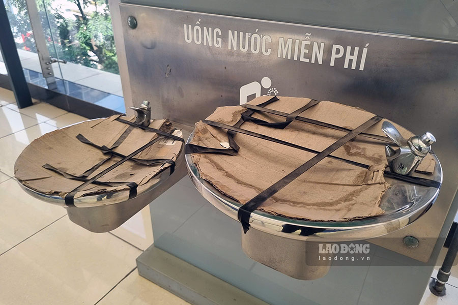 Cac tru nuoc uong mien phi tai mot so nha ga tuyen metro Cat Linh - Ha Dong nhieu nam nay khong the su dung. Anh: To The