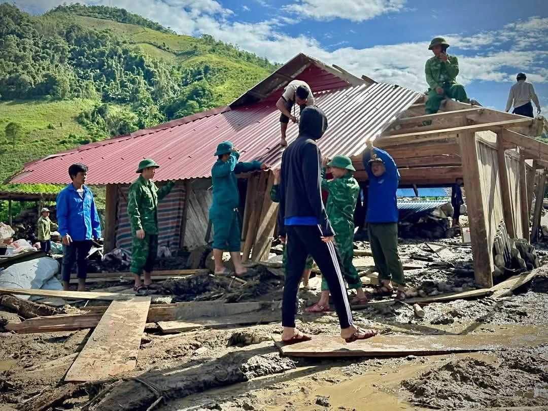 Lực lượng Đồn Biên Phòng Mỹ Lý, huyện Kỳ Sơn giúp người dựng lại nhà cửa sau sạt lở đất. Ảnh: Ngọc Anh 