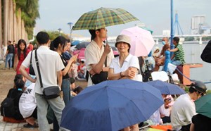 Mưa bất chợt không ngăn được dòng người đổ về Đà Nẵng xem pháo hoa