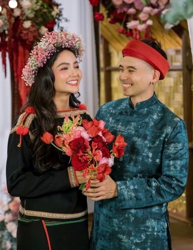 Vo chong H'hHen Nie. Anh: Nhan vat cung cap