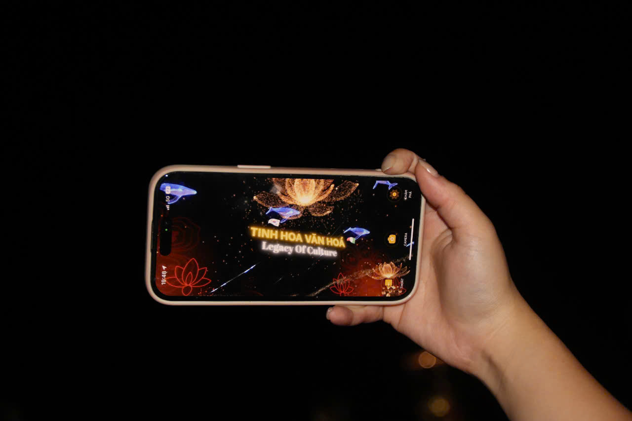 La gente y los turistas ven a Cham danza y peces nadando en el cielo de Da Nang. Foto: Nguyen Linh
