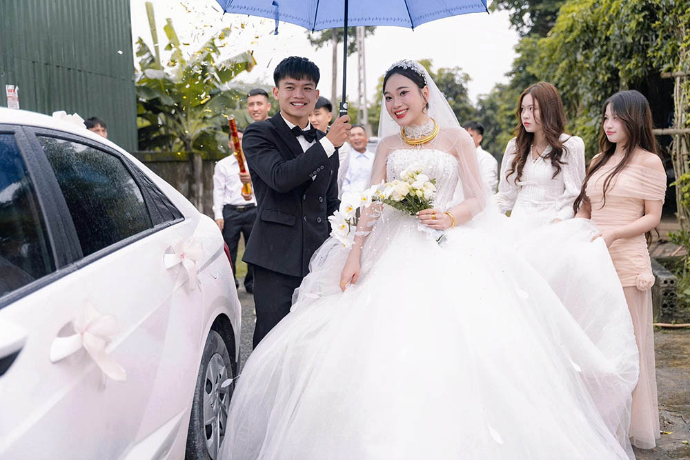 Ho Van Cuong rang ro ben vo. Anh: Nhan vat cung cap