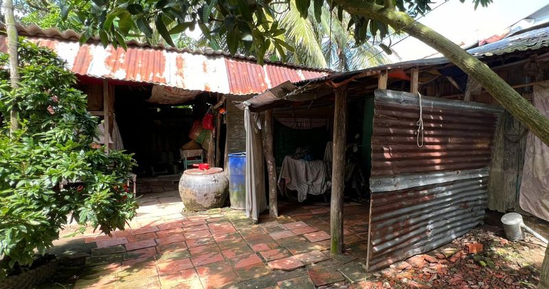 Mrs. Chinh's family had to temporarily cover their residence because they did not have enough money to cover the cost of treatment. Photo: Hoang Loc