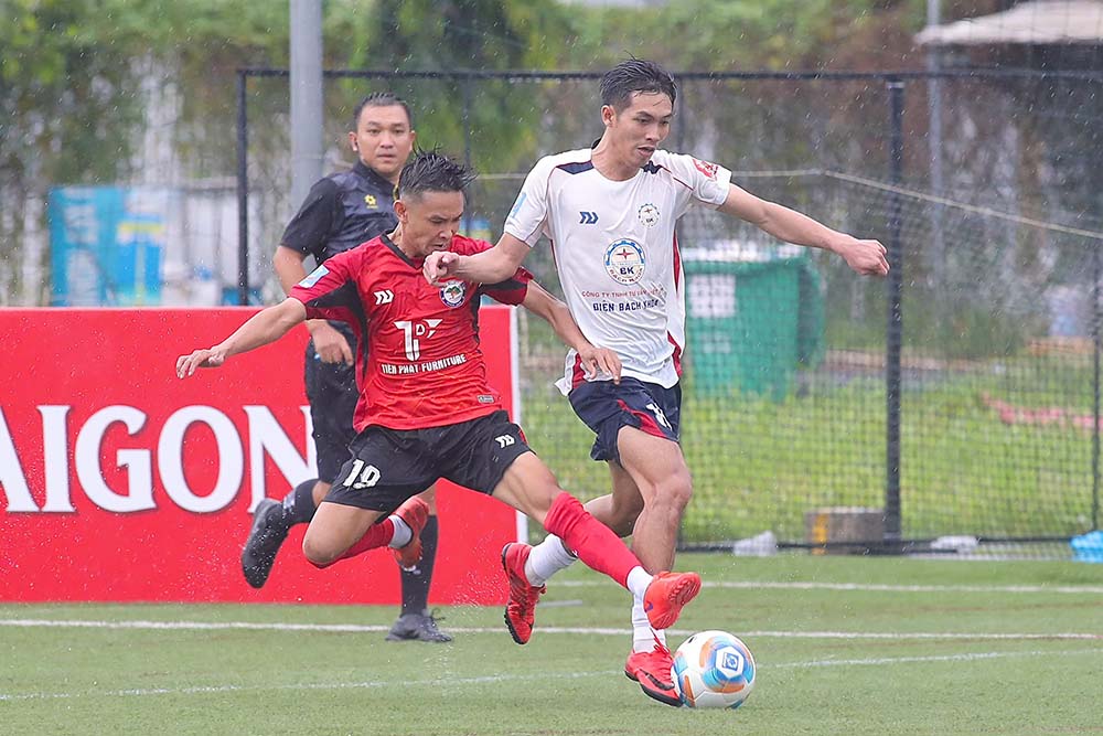 Dien Bach Khoa - Ninh Thuan (ao trang) co chien thang thuyet phuc truoc Bay Nui. Anh: VietFootball