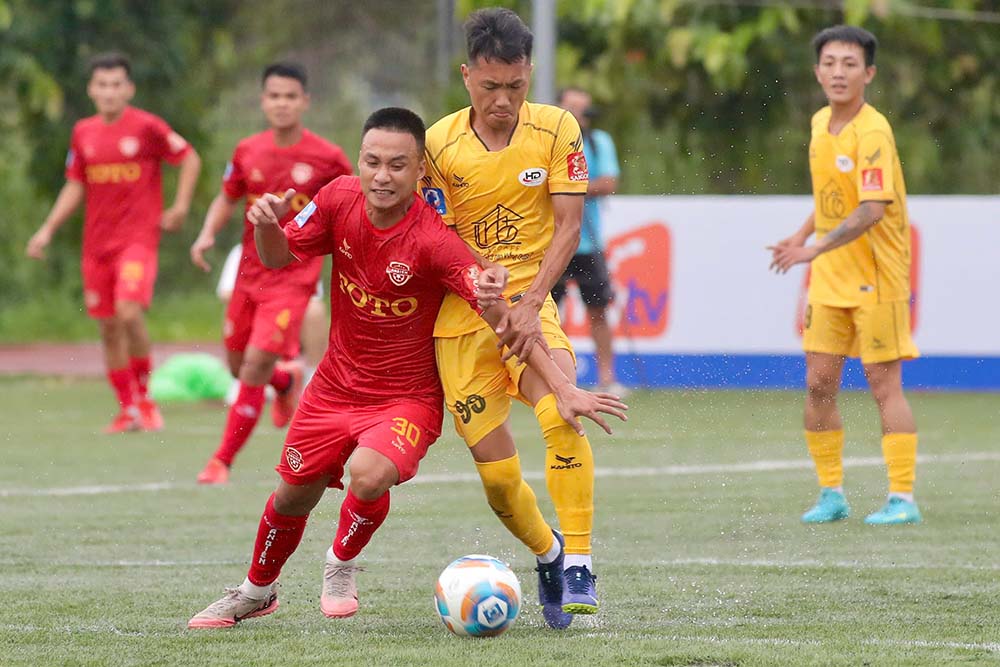 An Bien (ao do) gap nhieu kho khan truoc Huu Dinh. Anh: VietFootball
