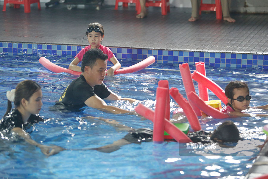 Các huấn luyện viên Trung tâm dạy bơi Điện Biên hướng dẫn học viên. Ảnh: Quang Đạt 