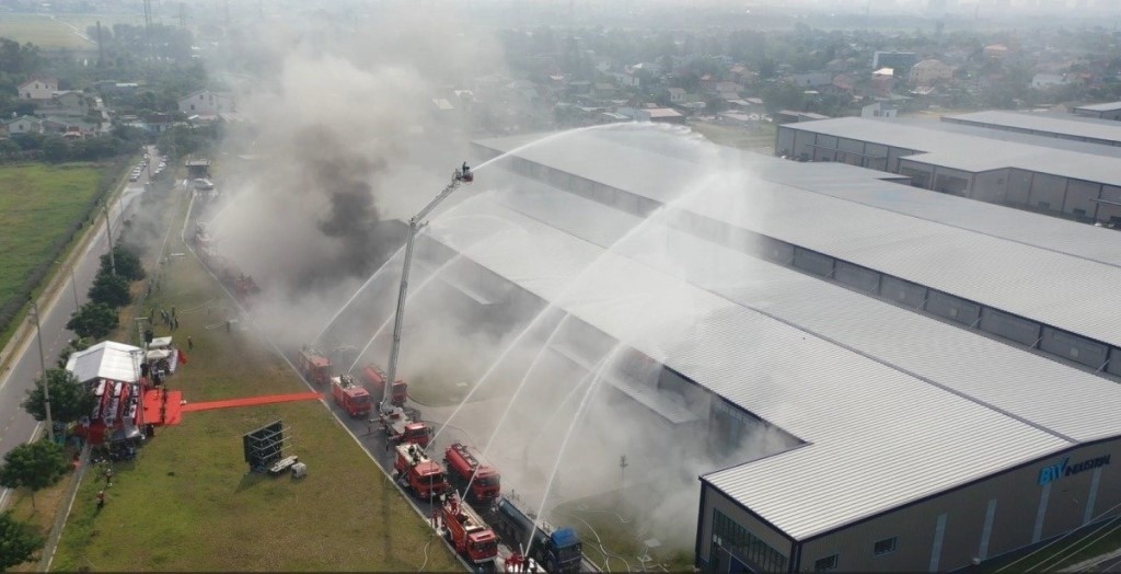 Nghe una policia organizo un simulacro de prevencion y lucha contra incendios. Foto: NGOC ANH