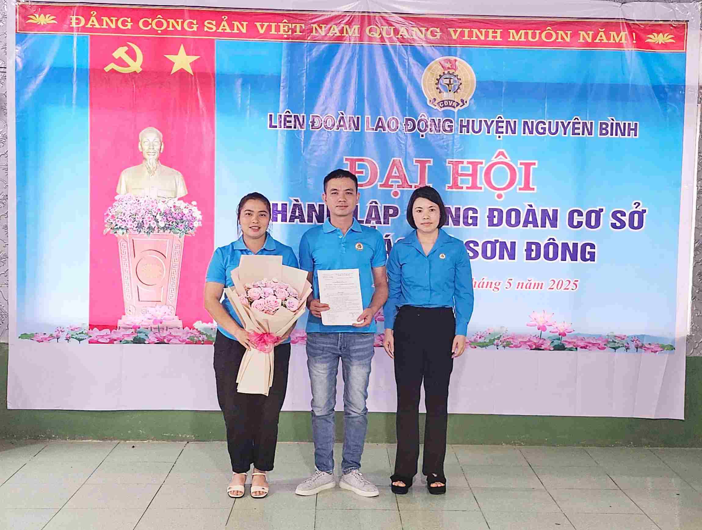Trao quyết định thành lập CĐCS tại Hợp tác xã Sơn Đông. Ảnh: Thành Chung