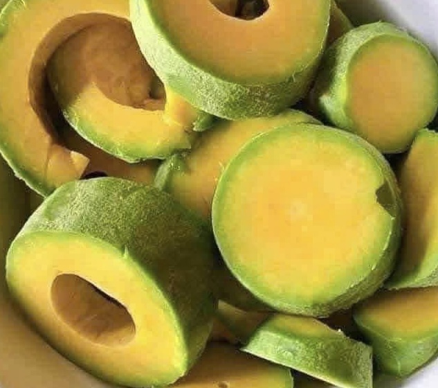 Avocado is a potassium-rich fruit recommended for breakfast to help stabilize blood pressure. Photo: Kieu Vu