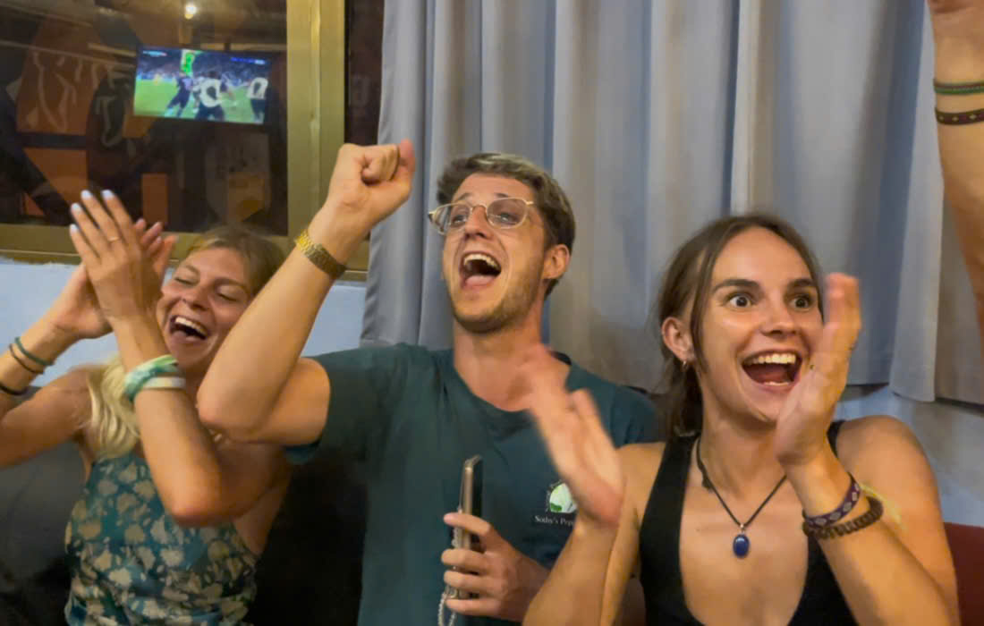 Los fanaticos vieron la final de la Liga de Campeones por la mañana 1.6. Foto: Minh Duong