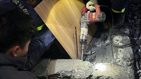 La policia de Hanoi rescato a un bebe de 8 años atrapado en la fuente. Foto: Cahn