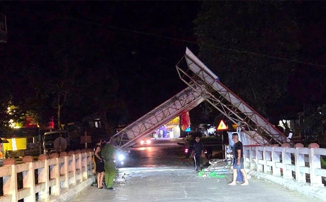 Xe tải làm sập cổng chào trung tâm thị trấn tại Hà Tĩnh