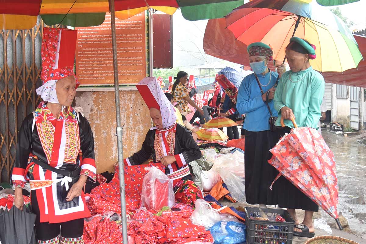 Hoạt động mua bán của người dân bản địa tại chợ Đồng Văn, huyện Bình Liêu. Ảnh: Đoàn Hưng
