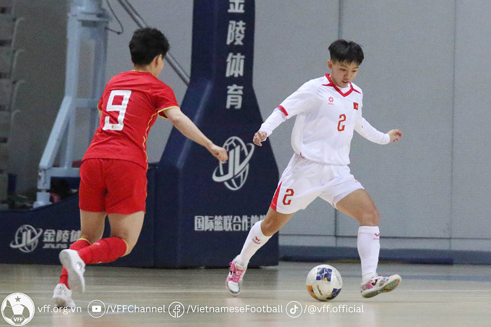 Tuyen futsal nu Viet Nam go 2-2 khi bi dan truoc 0-2. Anh: VFF