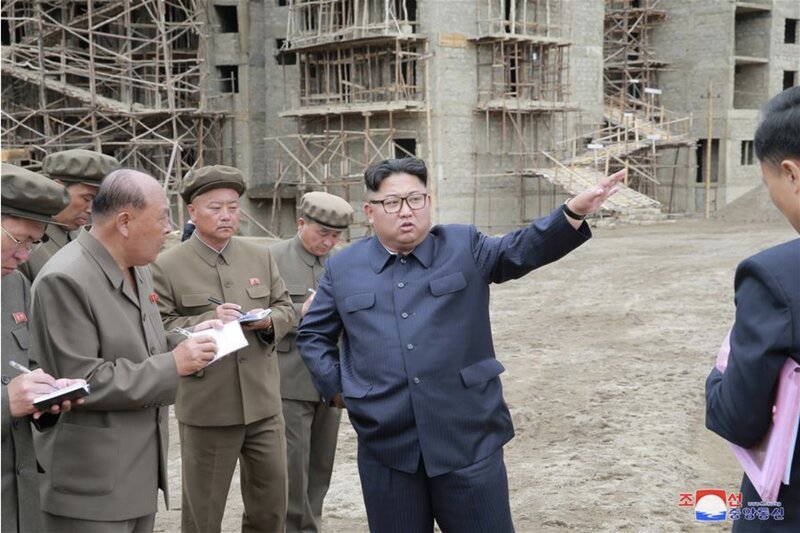 El presidente de Corea del Norte, Kim Jong-un, durante una visita a un sitio de construccion en el distrito de Samjiyon. Imagen de la agencia Xinhua