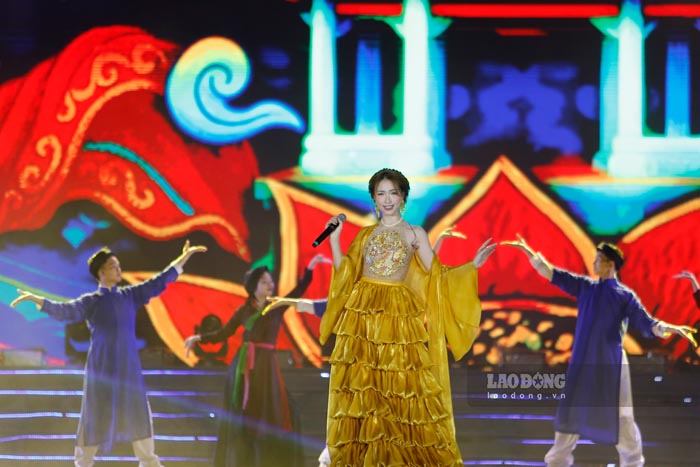 El cantante Minzy Hoa se presento en el concierto en el programa de arte especial Non rio boxeo - Una banda de gloria. Imagen de la ciudad de Quang Da