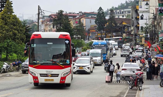 Trong những ngày nghỉ lễ, doanh thu từ du lịch của Lào Cai đạt hơn 900 tỉ đồng. Ảnh: Đinh Đại