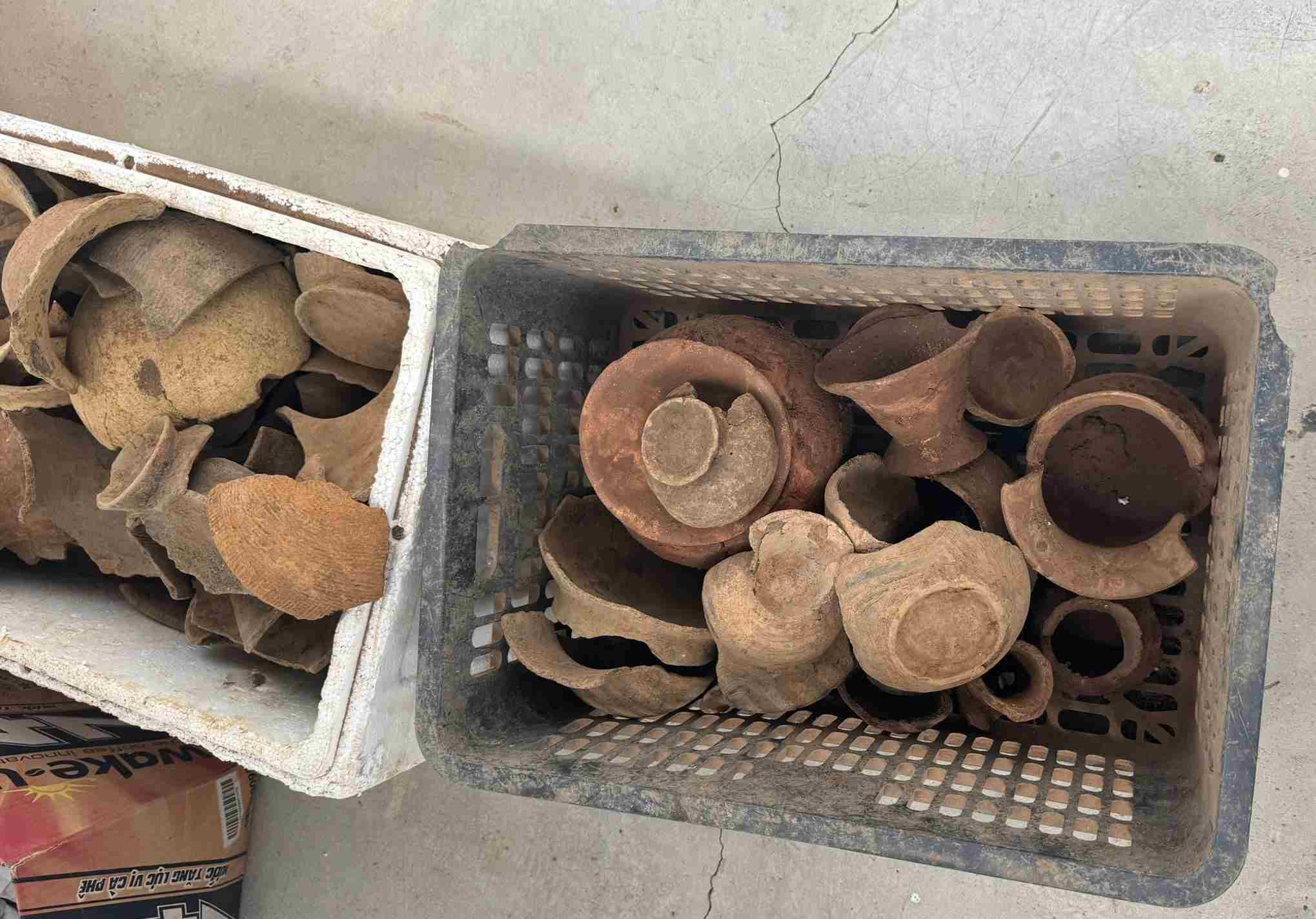 Los restos de ceramica antigua que se han encontrado en la cueva de Len Chua, donde se descubrieron 18 craneos y restos de huesos. Imagen: El diamante ingles